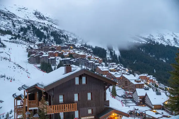 Meribel - Fransa 'nın Fransız Alplerinde kayak bölgesi. Kış sporları