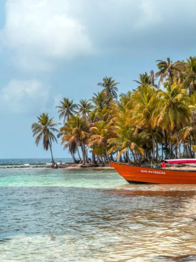 Panama 'daki San Blas adaları, özel adadaki tropik plajlar.