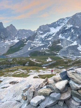 Fransa Alpleri 'ndeki Vanoise Ulusal Parkı' nda Pointe de la Rechasse 'a yürüyüş. Yüksek kalite fotoğraf