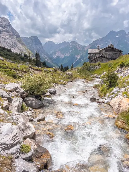 Vanoise Ulusal Parkı, Fransa Alpleri 'ndeki Refuge du Col de la Vanoise' e yürüyüş. Yüksek kalite fotoğraf