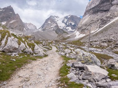 Vanoise Ulusal Parkı, Fransa Alpleri 'ndeki Refuge du Col de la Vanoise' e yürüyüş. Yüksek kalite fotoğraf