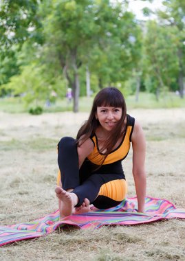 Kadınlar için zor yoga asanası. Amuda kalk