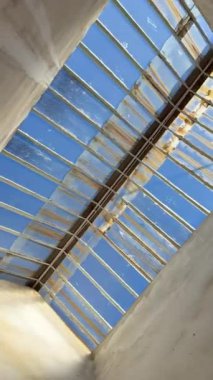 Eski bir Avrupa kasabasının dar duvarları arasında süzülen bulutlarla birlikte gökyüzüne dik bir bakış açısı. Aşağıdan yukarıya bak.