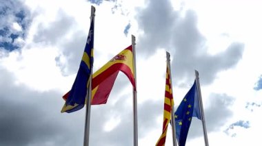 İspanya ve Avrupa Birliği bayrakları rüzgarda dalgalanıyor. Demokrasi ve politika. Avrupa ülkesi. Yüksek kalite