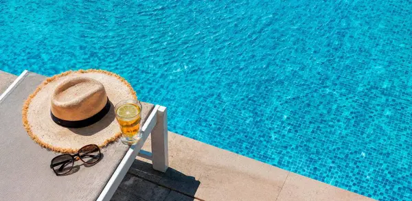 Havuzun yanında takla at ve gözlük, şapka, yüzme havuzunun yanında güneş gözlüğü. Yüksek kalite fotoğraf