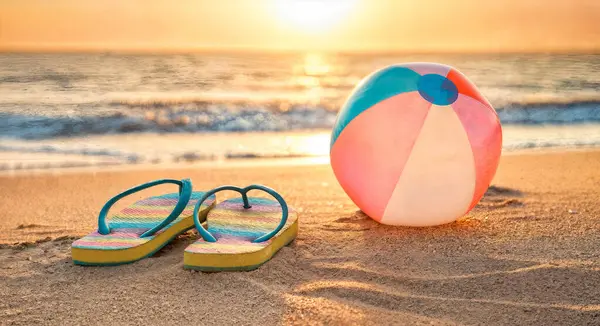 Plaj terlikleri ve top kumsalda. Yaz tatili kavramı. Yüksek kalite fotoğraf