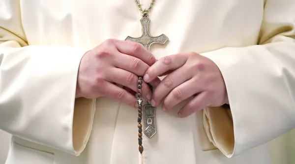 Papazın haçla tespihi tuttuğu tanınamaz haldeki eli. Yüksek kalite fotoğraf