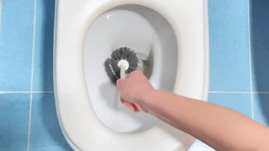 İnsanların elindeki siyah tuvalet fırçasının dikey görüntüleri. Tuvalet temizleme konsepti. Yaklaşın, 4K görüntü. Yüksek kalite 4k görüntü