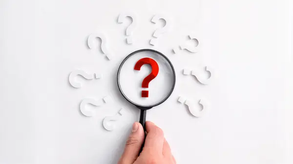 Düşünme, Yaratıcı, Sorgulama, Çözüm, Kafa Karıştırma, Büyütme Camı Beyaz Arkaplan Üzerinde Soru İşareti Simgesi Odaklama. Yüksek kalite fotoğraf