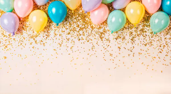 Altın konfeti parçacıkları yavaşça düşer ve dönerken parlarlar ve renkli balonların çerçevesinde dağılırlar. Yüksek kaliteli HD görüntüler