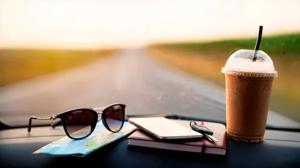 Bölgenin haritası, bardaklar ve kahve arabadaki panelde duruyor. Yüksek kalite fotoğraf