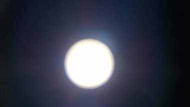 4k gerçekçi beyaz lens geçiş ışığı efekti, koyu arkaplan üzerinde muhteşem ışık ışınları