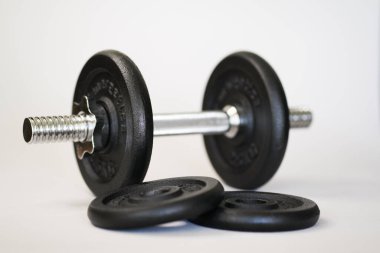  Spor için dambıllar beyaz arka planda. Yüksek kalite fotoğraf