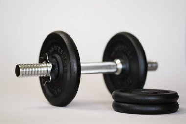  Spor için dambıllar beyaz arka planda. Yüksek kalite fotoğraf