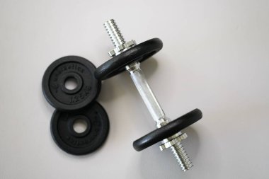  Spor için dambıllar beyaz arka planda. Yüksek kalite fotoğraf