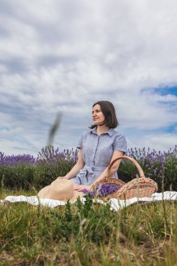 Lavanta tarlasında güzel genç kadınlar. Dinleniyor. Kaliteli bir fotoğraf.