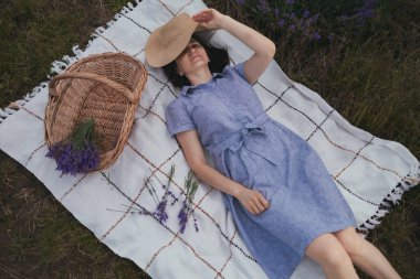 Lavanta tarlasında güzel genç kadınlar. Dinleniyor. Kaliteli bir fotoğraf.