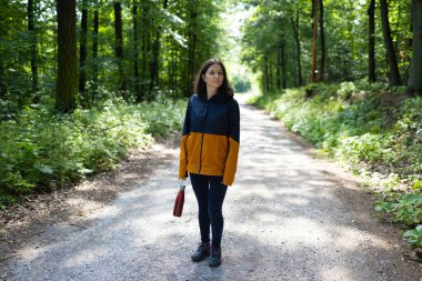 Ormandaki güzel kadın turist. Yüksek kalite fotoğraf