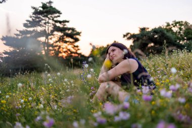 Hayalperest genç bir kız doğada oturuyor. Yüksek kalite fotoğraf