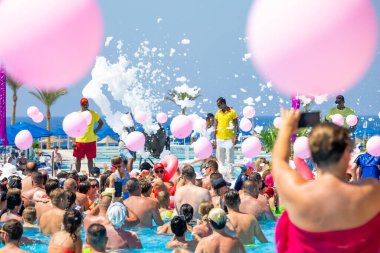 Marsa Alam, Mısır - 11.7.2024: Köpük havuzunda bir grup insan. Pembe köpük partisi. Yüksek kalite fotoğraf.