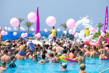 Marsa Alam, Mısır - 11.7.2024: Köpük havuzunda bir grup insan. Pembe köpük partisi. Yüksek kalite fotoğraf.