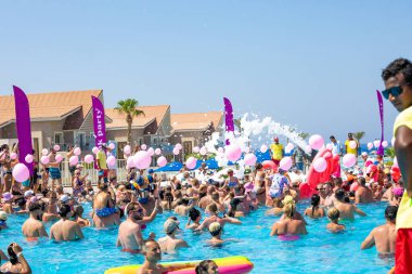 Marsa Alam, Mısır - 11.7.2024: Köpük havuzunda bir grup insan. Pembe köpük partisi. Yüksek kalite fotoğraf.