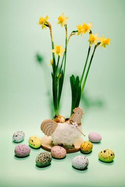 Festivalde, çiçek açan bahar çiçekleriyle çevrili beyaz tavuk heykelciği ve pastel renkli yumurtalar yer alıyor. Bu neşeli düzenleme Paskalya kutlamalarının neşesini vurguluyor.