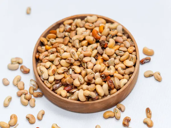 Beyaz arka planda izole edilmiş ahşap kasede kırmızı bir inek.