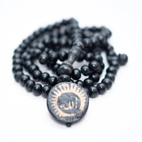 İzole edilmiş arka planda siyah dua boncukları