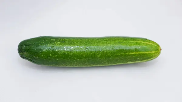 Açık alanda yetişen taze salatalıklar beyaz bir arka planda izole edilmiş..