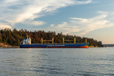 Vancouver, Kanada - 2022 civarı: Cosco kargo gemisi limandan ayrılıyor