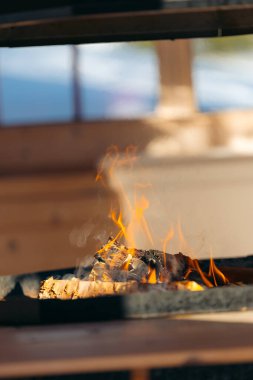 Norveç 'te bir kulübede şöminenin yakın çekimi.