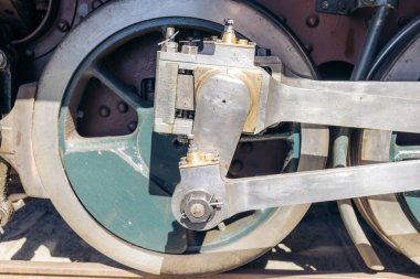 Eski, antika bir trenin tekerleğine yakın çekim. Norveç tren istasyonu.