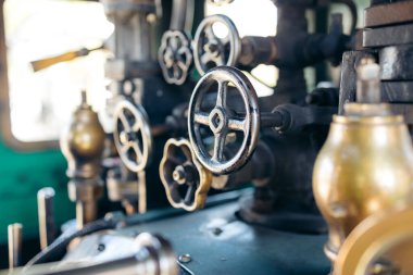 Eski, antika bir tren motorunda bulunan birden fazla vananın yakınlaştırılması. Norveç treni.