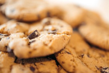 Bir tepsi çikolatalı kurabiyenin yakın çekimi. Doğum günü partisi.