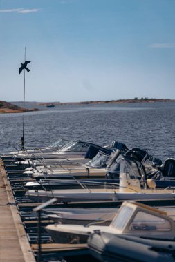 Bir marinada tekneler Norveç 'te güzel bir yaz günü