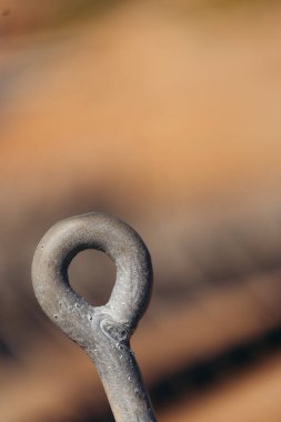 Norveç 'te yaz boyunca bir marinada bulunan tekneleri güvenceye almak için bir kanca.