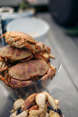 Açık Masadaki Cam Kasede Doğal Açık Masa 'da Yeni Pişmiş Kahverengi Yengeçler