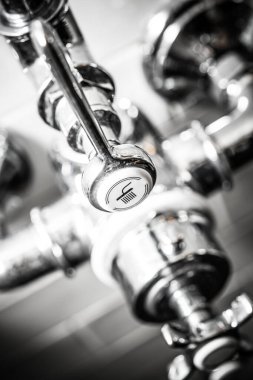 Şık bir mutfak musluğunun detaylı bir görüntüsü, parlak bir krom kaplama sergileniyor, modern ev yenilemeleri ve iç tasarım ilham kaynakları için ideal..