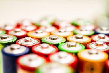 Renkli AA piller, modern dünyada elektronik aletler için sürdürülebilirlik, geri dönüşüm ve verimli güç kaynaklarını temsil eden çevre dostu enerji çözümlerini sembolize eder. Birçok aygıt için gereklidir.