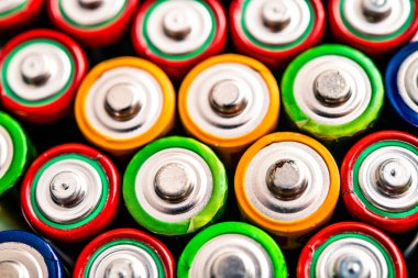 Değişik renkler içeren canlı geri dönüşümlü pillerin bir koleksiyonu, çevre dostu enerji çözümleri ve günlük elektronik ve yenilenebilir enerji uygulamaları için sürdürülebilir uygulamaların vurgulanması.