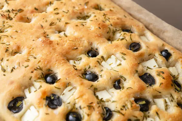 Zeytin, otlar ve biraz deniz tuzu katılmış taze pişmiş Focaccia ekmeği. Yan yemek, aperatif ya da gurme olarak servis etmek için ideal..