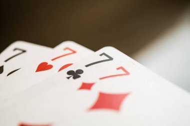 Yedi numaranın yer aldığı dört kart, şans, kumar ve servetin temaları vurgulanıyor. Kumarhane promosyonları, kumar siteleri ya da şanslı sayı sembolü için ideal..