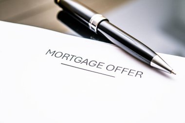 Pürüzsüz bir kalemle 'İpotek Teklifi' belgesinin kapatılması, mali anlaşmaları, konut kredilerini ve emlak yatırımlarını sembolize ediyor. Emlak, finans ve ipotek konuları için mükemmel..