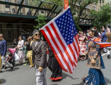 New York NY ABD-19 Mayıs 2024 Nepal diasporasının yüzlerce üyesi aileleri ve destekçileriyle birlikte Nepal Günü Geçit Töreni için New York 'ta Madison Bulvarı' na yürüdü.