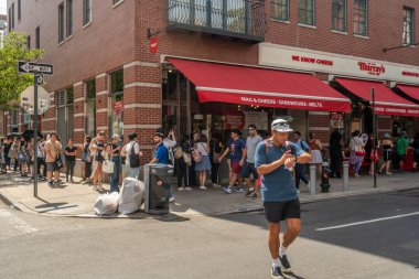 New York NY ABD 4 Haziran 2024 İnsanlar Ulusal Peynir Günü için Greenwich Village 'daki ikonik Murray Peyniri' nde bedava indirim kuyruğunda bekliyor