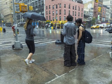 New York NY 6 Haziran 2024 Chelsea, New York 'taki yayalar sağanak yağmurla mücadele ediyor