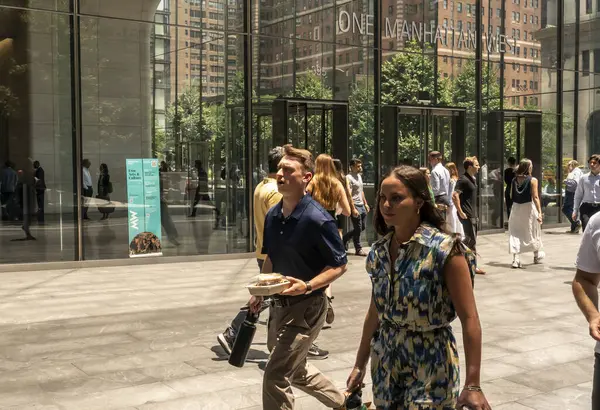 New York NY ABD-25 Haziran 2024 ofis çalışanları yemek servisleriyle birlikte Manhattan West ofis kompleksine dönen turistlere ve diğer ziyaretçilere katılıyor.