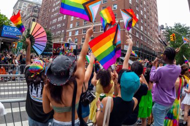 New York NY ABD-30 Haziran 2024 Binlerce seyirci, 55. geleneksel NYC Gay Onur Yürüyüşü 'nde Greenwich Village' da bayraklarını sallıyor ve kılık değiştiriyor. 