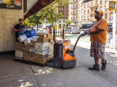 New York NY ABD-16 Temmuz 2024 New York 'taki Chelsea Mahallesi' nde bir marketin teslimatlarıyla dolu bir palet.